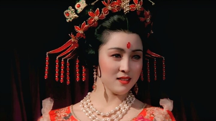 Both gorgeous and badass! This is what heroic women looked like in old movies—finally, no more high 