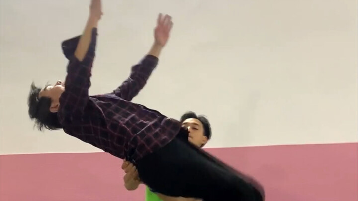 พี่ชายวัย 40 กว่าปีฝึกท่าหลังตีลังกาทั้งกระบวนการ ทั้งเลือดเดือดและใจกล้า ความพยายามไม่เคยหลอกลวงคนม