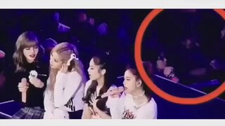 لاحظت ليزا أثناء الحفلة المكفوفين في الجمهور فانهمرت دموعها! حقاً إنسانة جميلة القلب والروح. بلاك بي