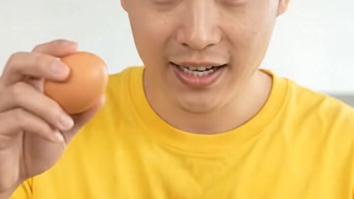 男孩脸接鸡蛋！意外发生的瞬间😂