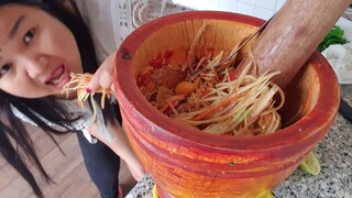 ส้มตำปลาร้าเผ็ดๆแซ่บๆ Spicy green papaya salad (ฉลองสุขภาพดีกลับคืนมา)