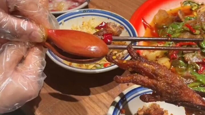 Funny diner puts a red chili ring on a chicken claw as a “ring” — netizens: “Did you even ask if it 