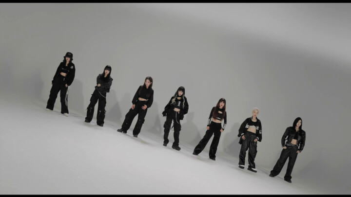 2025新年新面貌第一支翻跳MV宝怪BABYMONSTER-ClikClak 找找我在哪？