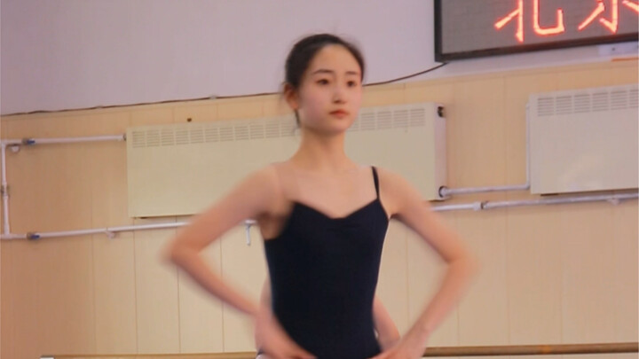 Beiyin Dance Yang Xintong bước lên và mút chân và xoay người