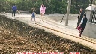 The kid's mom is so beautiful!