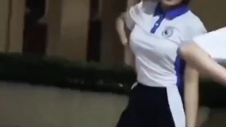 แฟชั่นแดนซ์ของสาวมัธยมในชุดนักเรียน ถ้าไม่ใช่เพราะชุดนี่นะ ฉันแทบดูไม่ออกเลยว่าเธอเป็นนักเรียนมัธยม!