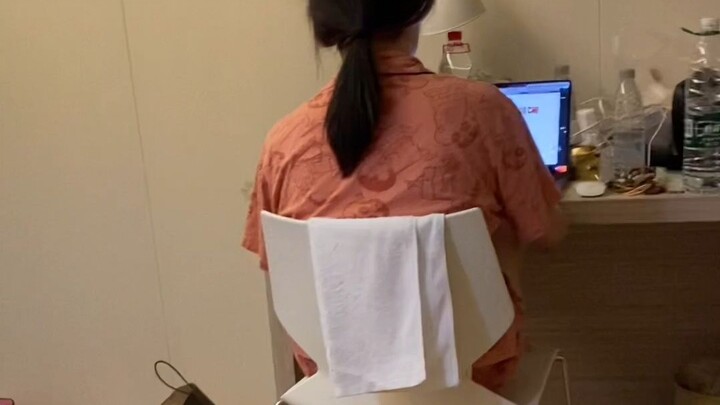 “Meng Xiaoyan, kenapa kamu nggak punya kaki?”