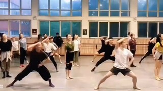 火到国外的一段视频，外国网友：这得多强的民族自信能跳出这感觉