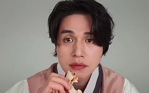 Tolong, aku benar-benar tidak bisa memanggilnya Oppa lagi! Akhirnya aku tahu usia Lee Dong Wook, hah
