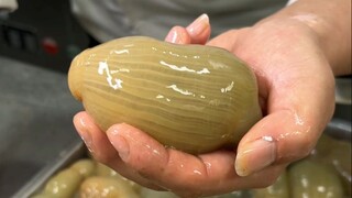 Mi kacang bawang putih pasir telah menjadi hidangan khas Xin Rong Ji selama 30 tahun. Sebagai restor