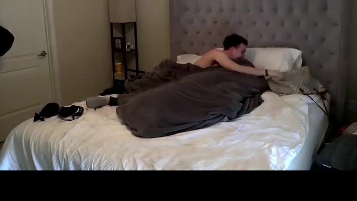 Prank, pacar tidur sama boneka, tapi pacarnya balik lagi tanpa diduga