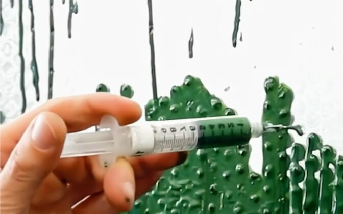 ใช้เข็มฉีดยาจุดไฟบนแผ่นกันกระแทก สร้างผลงานศิลปะพิกเซลสุดอัศจรรย์