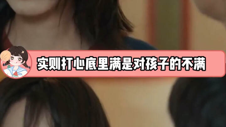 Mẹ không cho mua quần áo thì tóc vàng giúp cô ấy mua luôn...