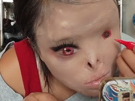 Aku menggambar satu mata, maka kamu tidak akan takut lagi.