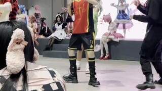 Following the dance, I saw a cute and handsome Jie