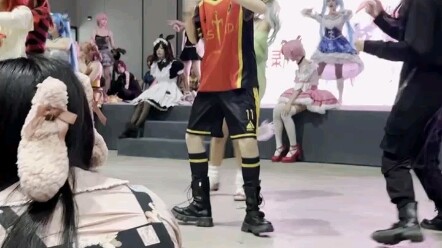 Following the dance, I saw a cute and handsome Jie