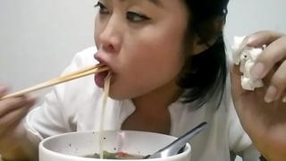 เลิกงานมาก็หิวจัดเส้นหมี่ญี่ปุ่นกับแหนมชี้โครงหมูอิ่มสุดติ่ง