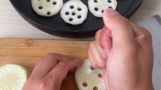 Pacar perempuan ingin makan teratai, tapi malas pergi membelinya.