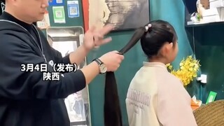 “是时候表演真正的技术了！”男子展示“高超”理发技巧，“刀光剑影”里 秀发已经剪短，网友：熟能生巧 这手法厉害 #理发 #高手在民间