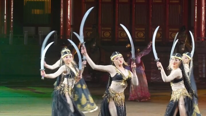 Con dao lưỡi cong này trắng quá… Điệu nhảy dân tộc nồng nhiệt