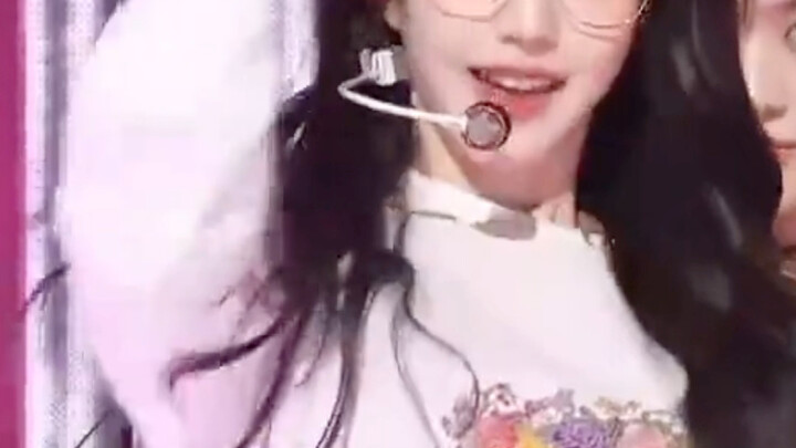 Jang Won-young ngebantuin kacamata ke temen satu tim??? Enggak, malah ngebantuin ke hati aku!! cinta