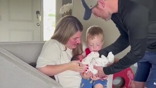 小男孩第一次见妹妹