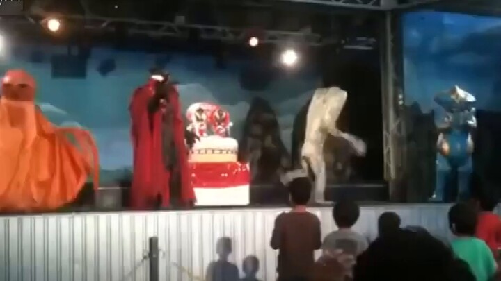 [Đã làm sẵn] Belial hát bài hát mừng sinh nhật và ăn mừng sinh nhật đứa trẻ cùng với các quái vật [U