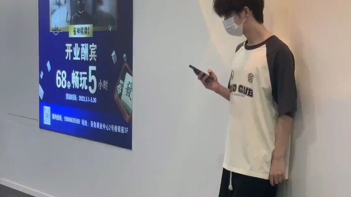 สาวอยากเข้าไปขอข้อมูลติดต่อหนุ่ม แต่แฟนหนุ่มของเขารู้ทันทีแล้วก็หายวับไปในพริบตา