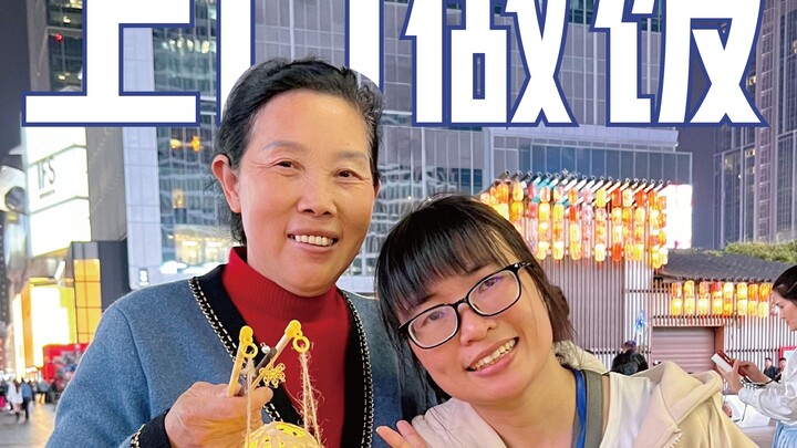 Bà ngoại 65 tuổi đến nhà nấu ăn; với chiếc đèn lồng nhỏ xíu, bà soi sáng con đường đêm của mình. Bằn