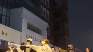 KAI came to the Beijing Normal University Art Building for military training late at night, and perf