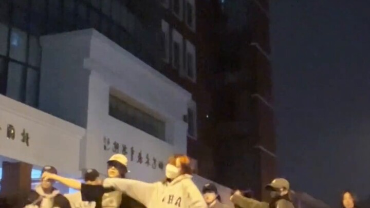 KAI came to the Beijing Normal University Art Building for military training late at night, and perf