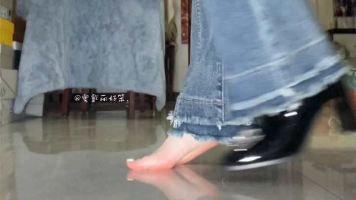 Sepatu bot pendek kecil berlian imitasi yang elegan sekaligus hangat telah tiba!