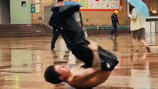 هل هذا في الحقيقة هو كمال الأجسام في الشوارع أم الرقص في الشوارع؟ #الجاذبية