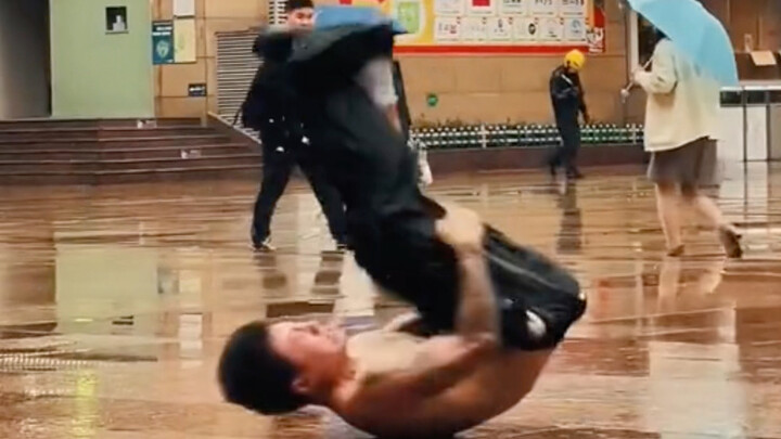 هل هذا في الحقيقة هو كمال الأجسام في الشوارع أم الرقص في الشوارع؟ #الجاذبية