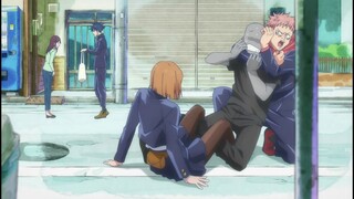 Kugisaki uses Figure Four Leg Lock on Purse-Snatcher || Jujutsu Kaisen