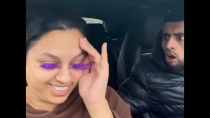 Cái mi giả dài quá mức này chỉ cần phe phẩy hai cái là có thể làm người ta sợ chạy mất…🤣