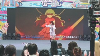 Di sebuah konvensi komik, saya menari mengikuti adegan pembuka "Assassination Classroom" dengan sera