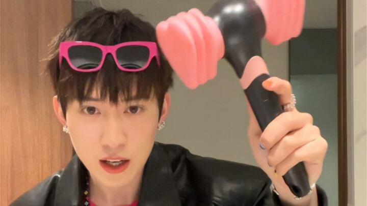 عن كيف عبرت نصف الكرة الأرضية لأرى بلاكبينك لكن اشتريت تذكرة مزيفة...