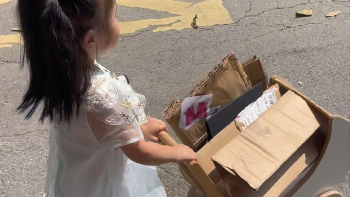 Heartbreaking! A three-year-old child sells cardboard to support their vain mother!