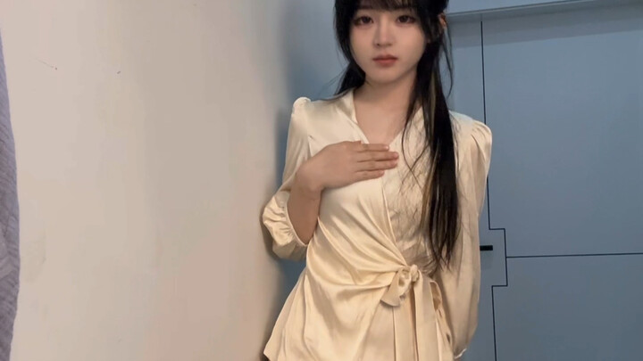 Mencoba pakaian di tengah malam (Saya punya baju baru... kelihatannya bagus)