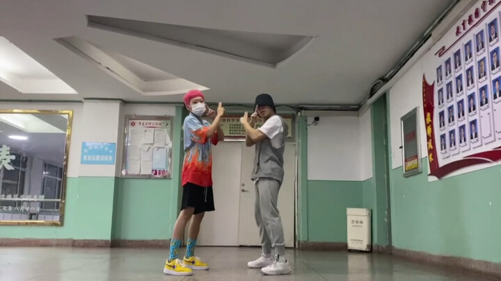 《男 粉 硬 核 应 援》