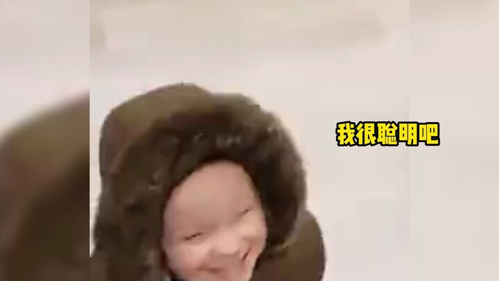 Cara memakai baju yang dipelajari si kecil di taman kanak-kanak, dia tersenyum begitu lucu!