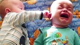 พยายามที่จะไม่หัวเราะ ทารกฝาแฝดน่ารักต่อสู้มากกว่า - วิดีโอเด็กฝาแฝดที่สนุกที่สุด