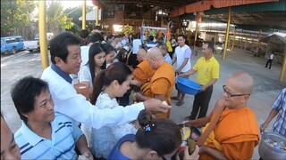 ทำบุญตักบาตรเทโวในวันออกพรรษา
