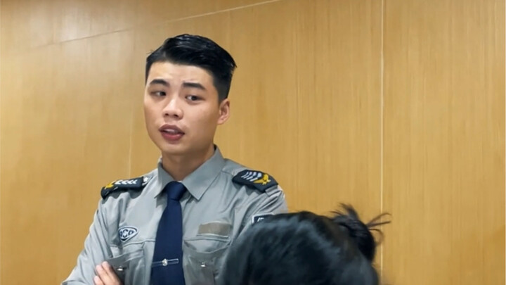 不过是欲擒故纵的小把戏罢了，哪个保洁会拒绝保安的容颜呢！