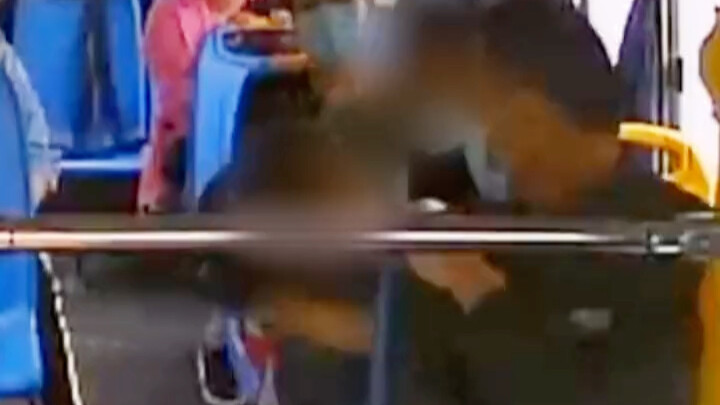 Con gái ngất xỉu, mẹ suy sụp khóc nức nở! Tài xế quyết định chớp nhoáng: Xe buýt “biến hình” thành x