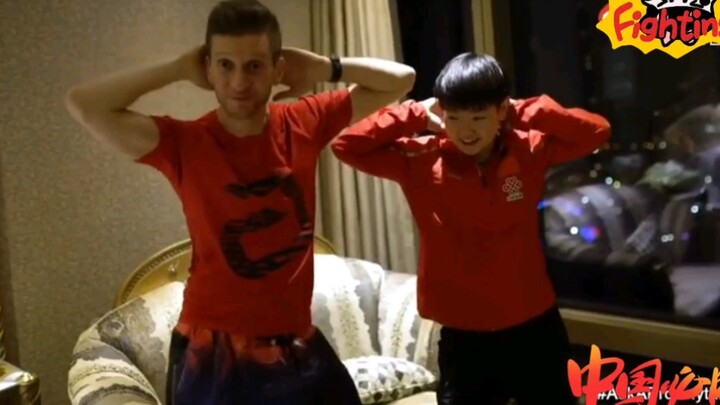 Sun Yingsha and ITTF commentator Adam dance to “Little Apple” and sing beautifully while demonstrati