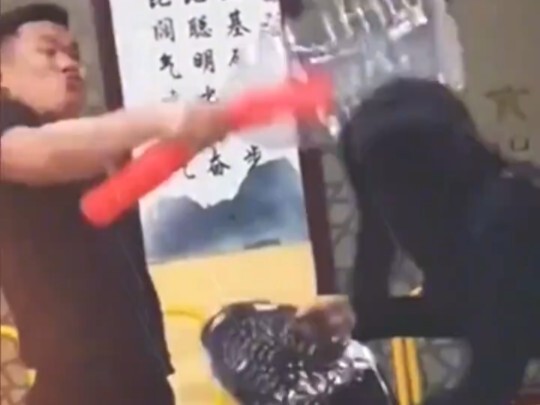 عيناه لا ترى سوى التوق إلى النصر