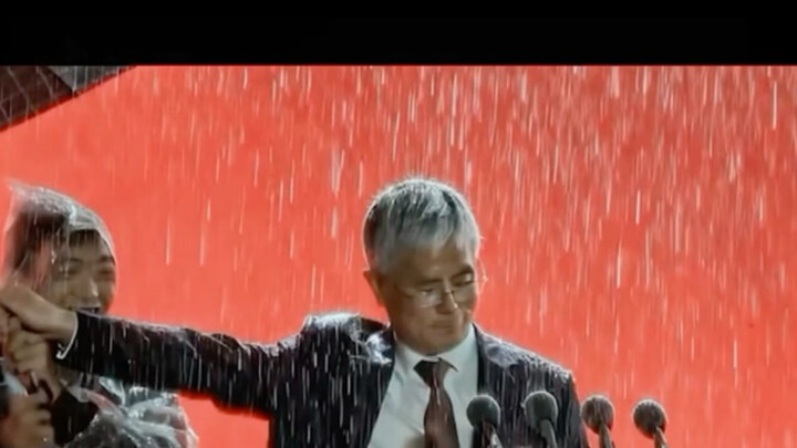 Right now, this very act of offering an umbrella in the rain has brought the hearts of countless stu