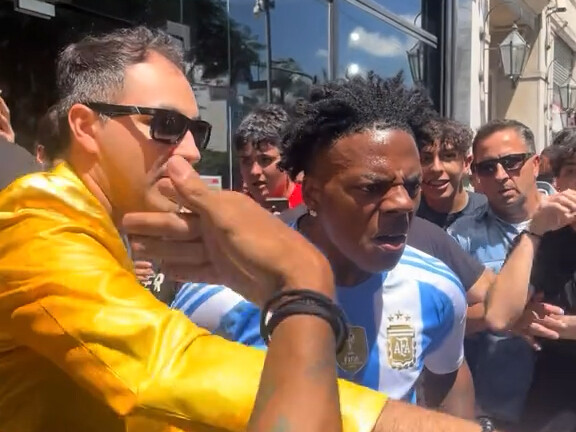 Anh chàng cường độ cao bị “vỡ trận” ngay lập tức khi gặp Messi ở Argentina
